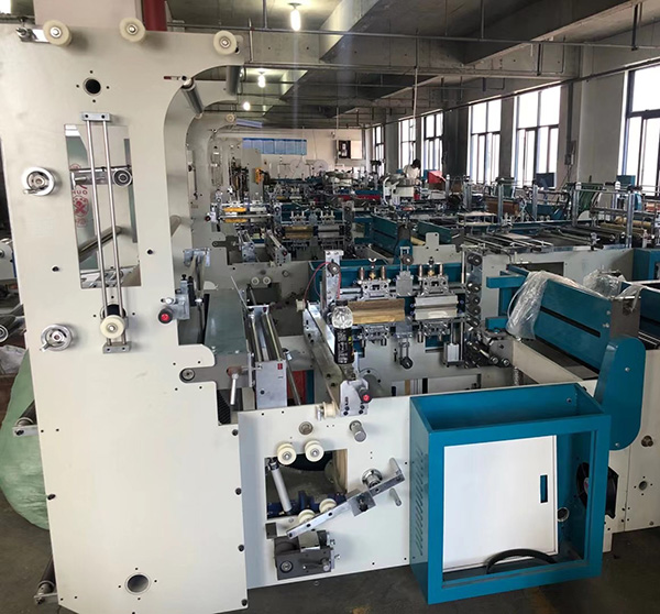 自動上拉頭拉鏈袋製袋機車間